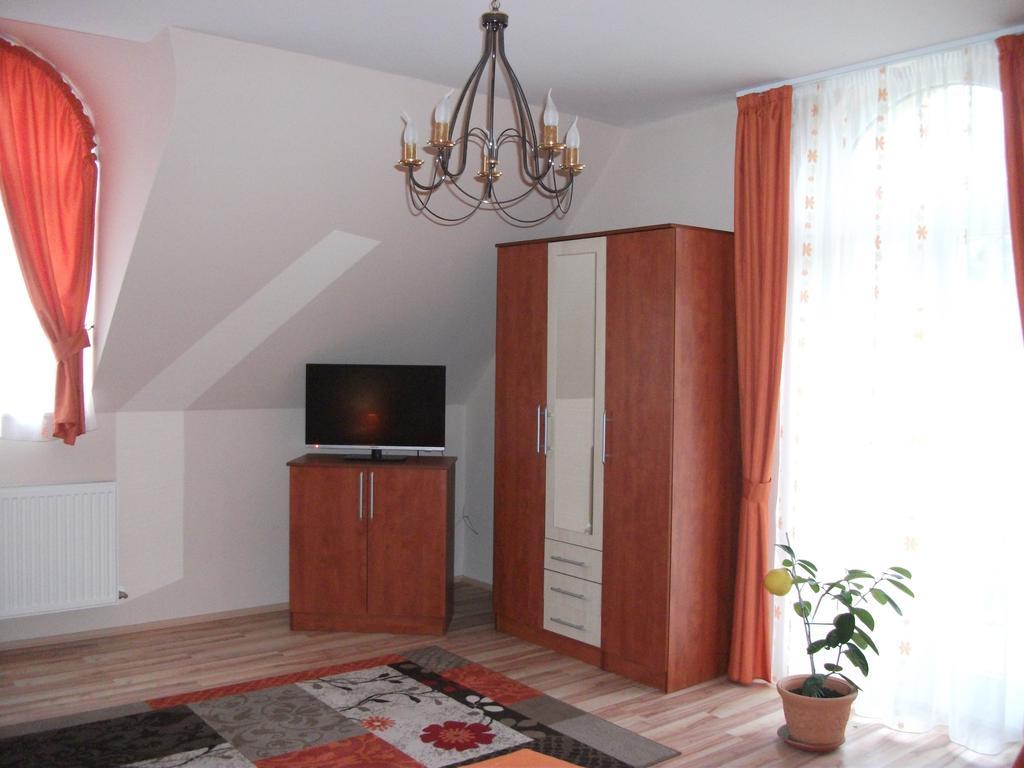 Jobor Vendeghaz Hotel Gyorujbarat Room photo